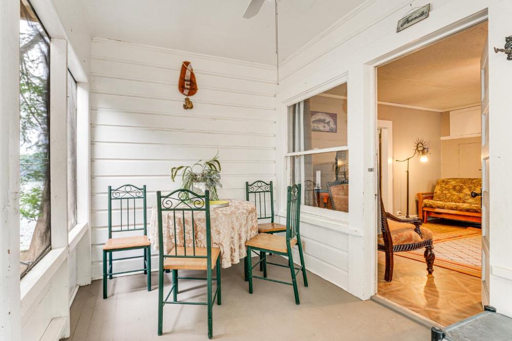 Lakefront Cottage in Clear Springs with Deck and Patio